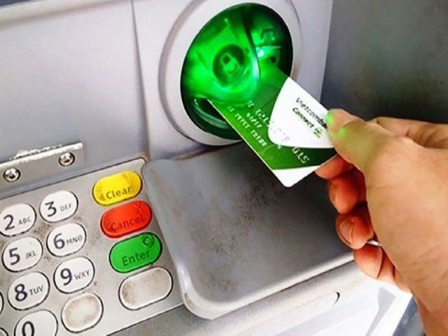 Giao dịch tiền thông qua ATM của ngân hàng