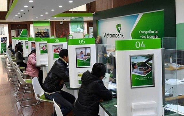 Nộp tiền tại quầy giao dịch của Vietcombank