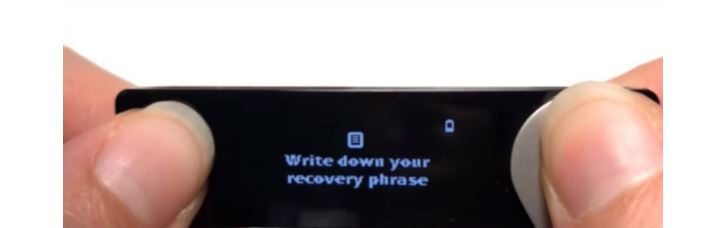 Nhấn đồng thời cả 2 nút tăng giảm cho đến khi dòng chữ "White down your recovery phrase" xuất hiện