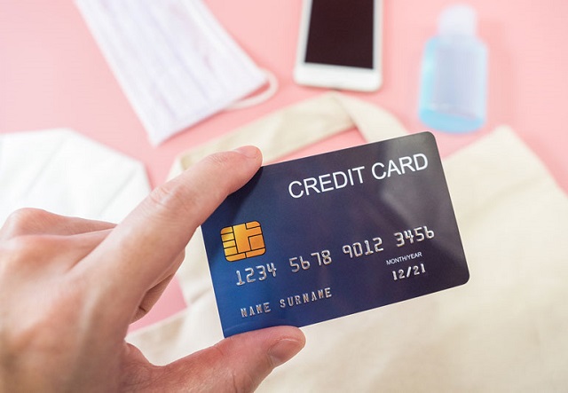 Để duy trì thẻ tín dụng, khách hàng cần phải trả phí thường niên