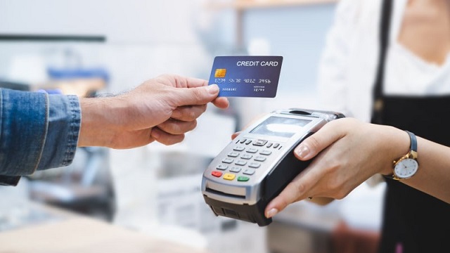 Sử dụng thẻ tín dụng để đăng ký tại quầy thông máy POS