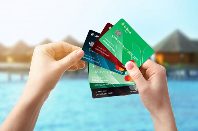 Thẻ tín dụng là loại thẻ ngân hàng cho phép người sử dụng chi tiêu trước trả tiền sau và không bị tính lãi trong 45 ngày