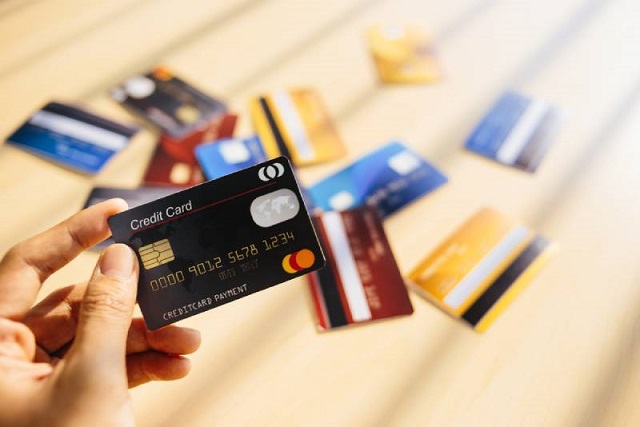 Thẻ tín dụng thường được phân loại thành nhiều loại tùy theo phạm vi, mục đích sử dụng