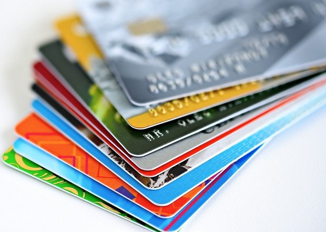 Các loại thẻ ngân hàng được phân loại dựa trên nguồn tiền tiêu dùng có trong thẻ