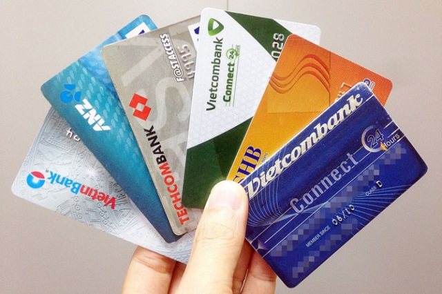Thẻ ghi nợ nội địa là gì? Thẻ ghi nợ nội địa là sản phẩm do ngân hàng phát hành nhằm phục vụ nhu cầu thanh toán, giao dịch trong nước