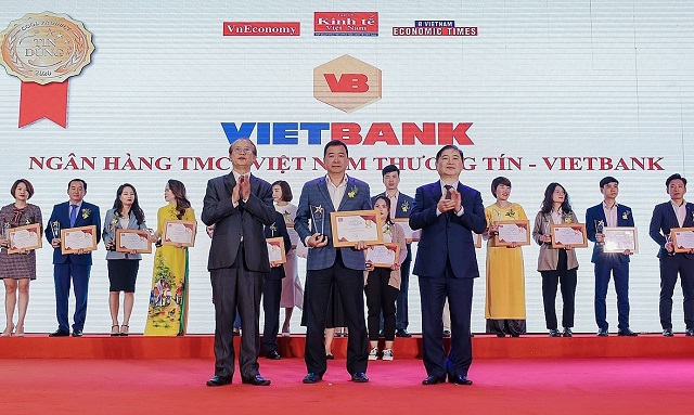 Trong quá trình phát triển VietBank vinh dự được nhận nhiều giải thưởng danh giá. Trong hình là lễ trao tặng danh hiệu Top 100 sản phẩm tin và dùng năm 2020